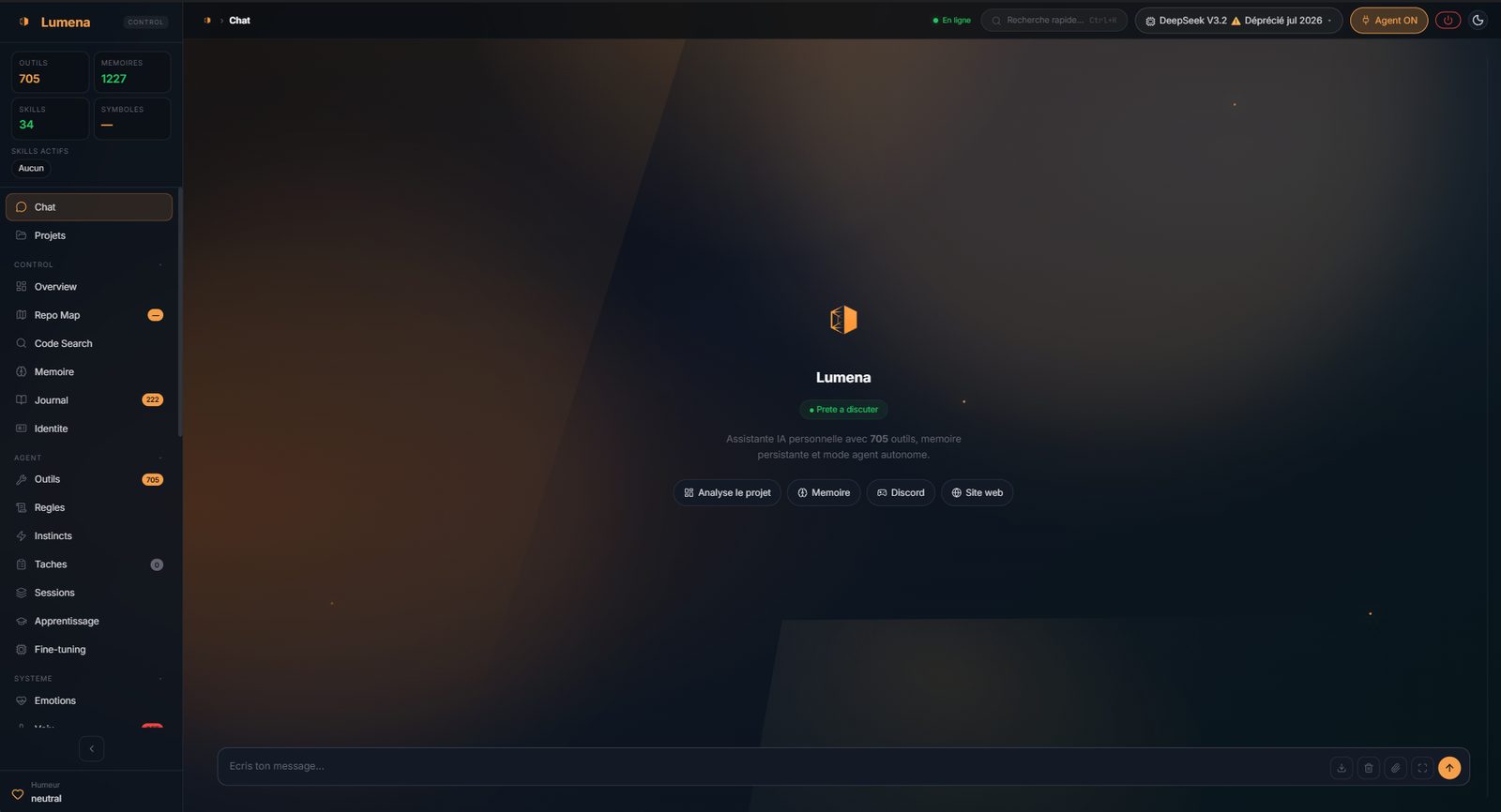 L'interface de Lumena : la zone de conversation au centre, les espaces de travail dans le panneau de gauche.